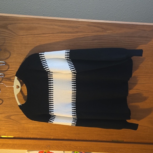 Black and White Sweater Petite Large NWT JohnPaulRichard - Picture 2 of 4